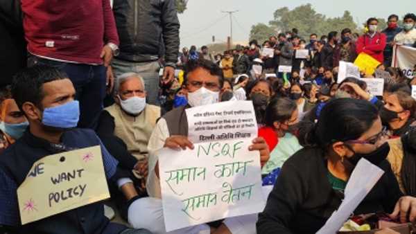 दिल्ली : हजारों गेस्ट टीचरों ने मांगों को लेकर सिसोदिया के घर का किया घेराव